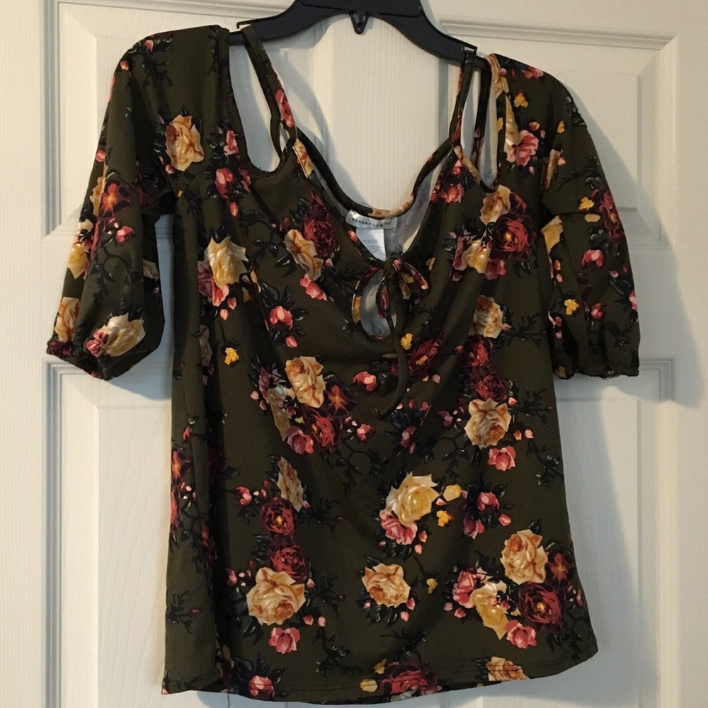 Banana Lemon cold shoulder blouse 👚Size M